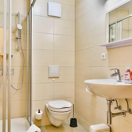 Daire Ostseerose Ein Strandkorb Ist Im Sommer Inclusive Zempin