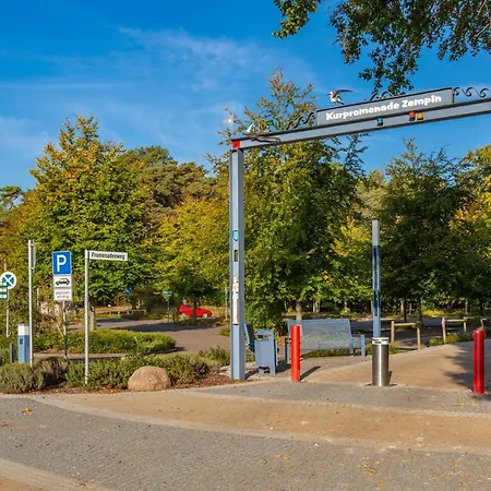 Daire Ostseerose Ein Strandkorb Ist Im Sommer Inclusive Zempin